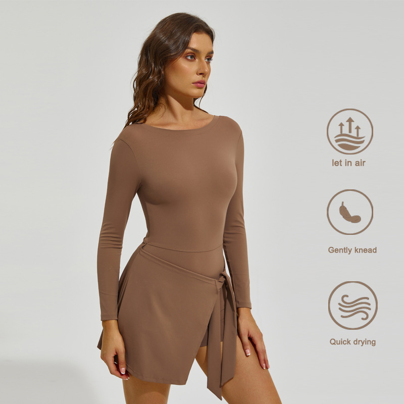 طقم تنورة تنس نسائية بأكمام طو - مراجعة Badminton Outfit وسعره